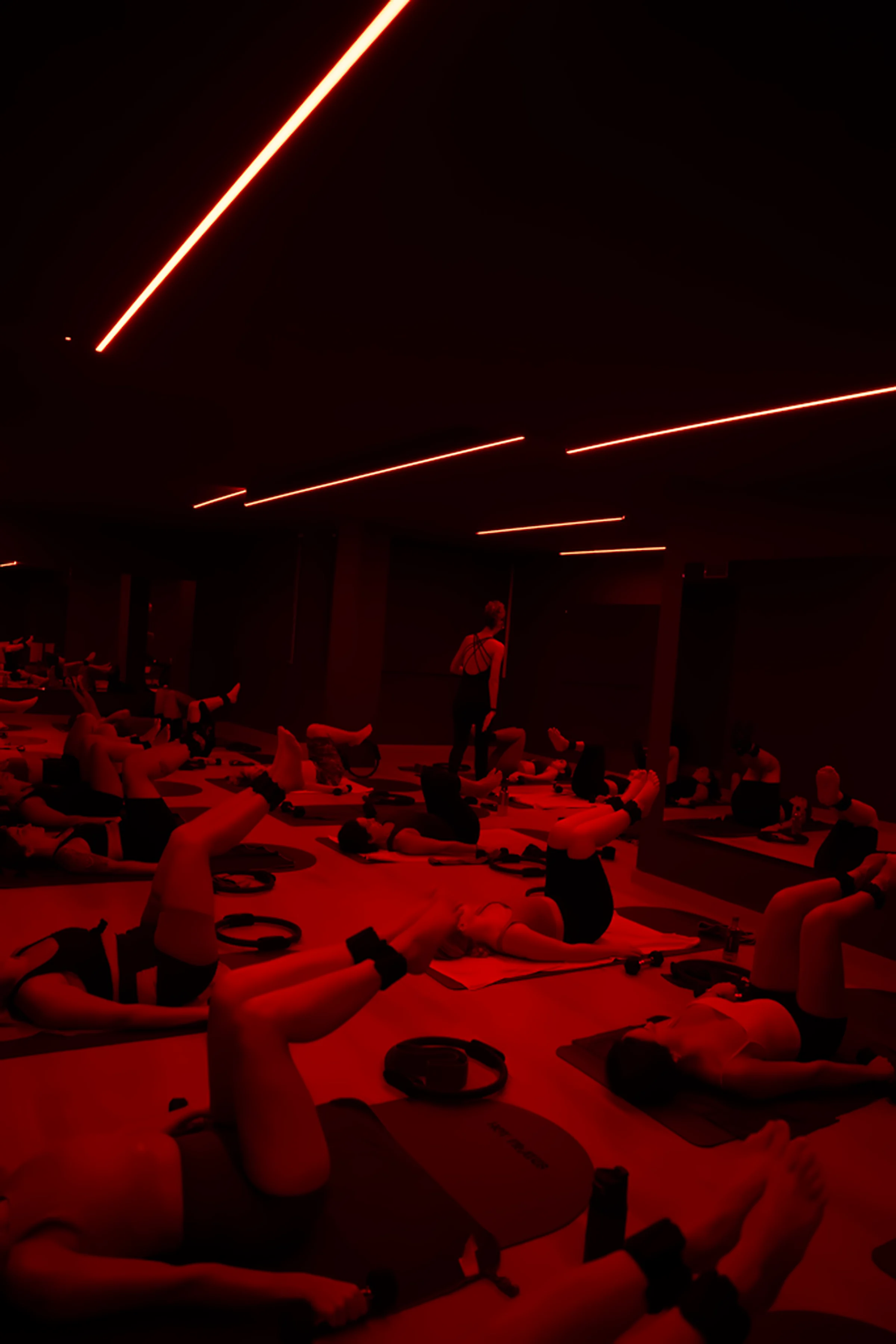Clase de Hot Pilates en la sala climatizada
